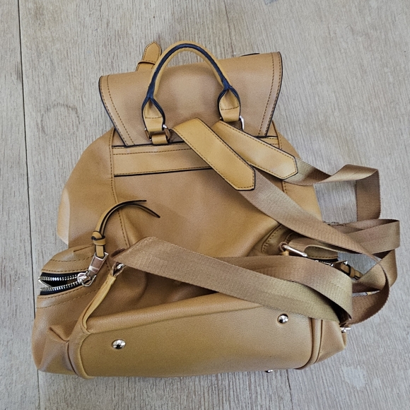 Yellow back pack - Picture 2 of 3